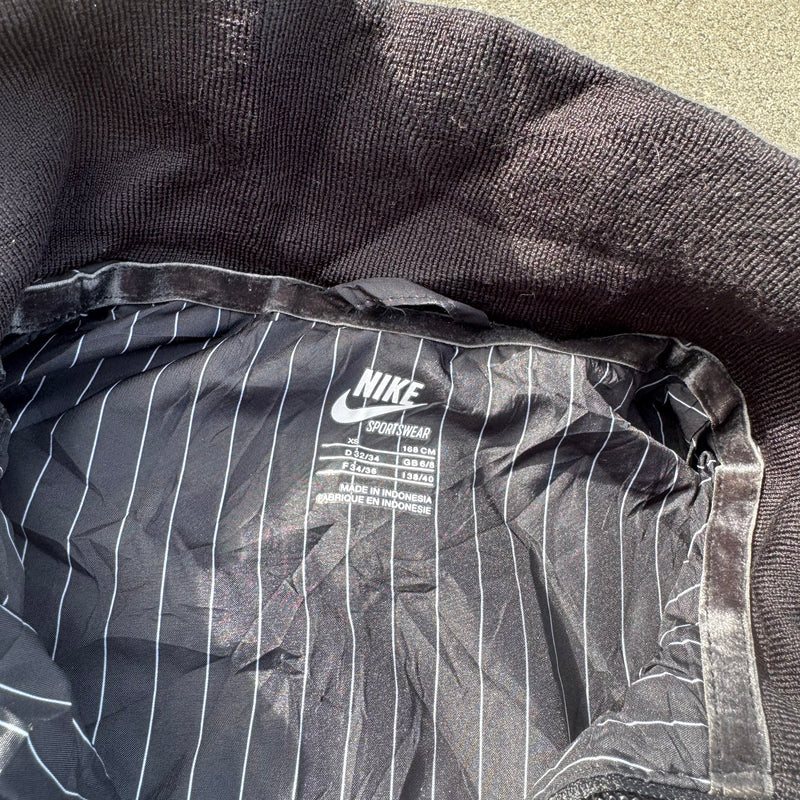 Detailansicht: Sourced limited accessories and clothes Nike vintage black striped track jacket – Logo, Nähte oder Material