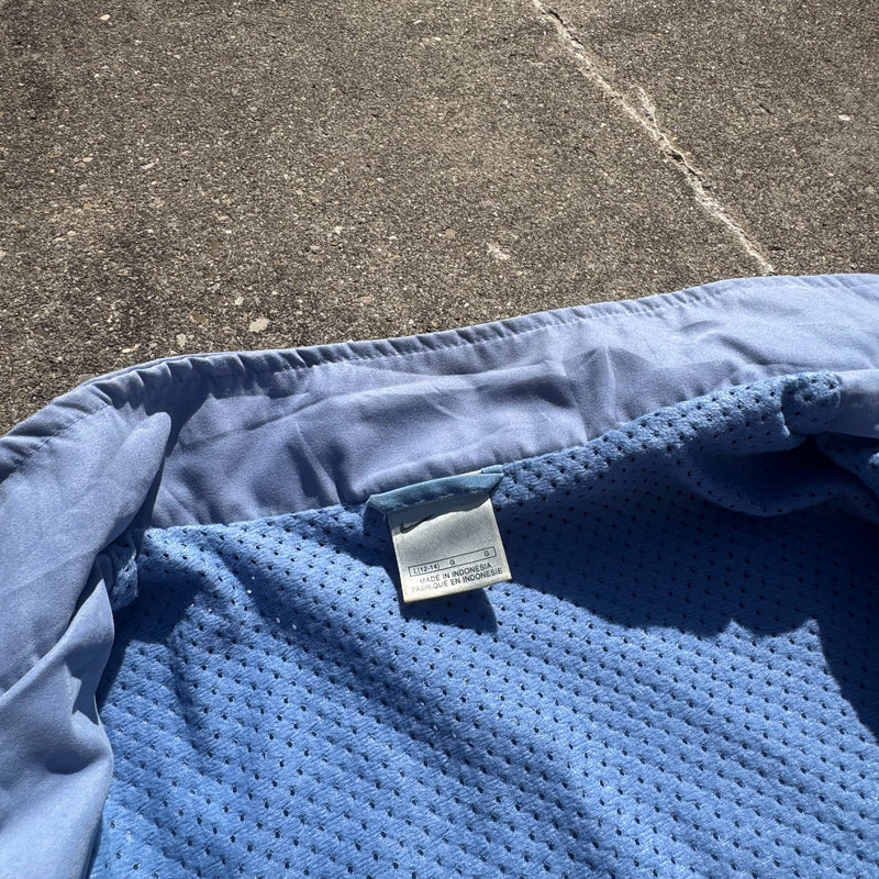 Detailansicht: Sourced limited accessories and clothes Nike vintage sky blue rain jacket – Logo, Nähte oder Material