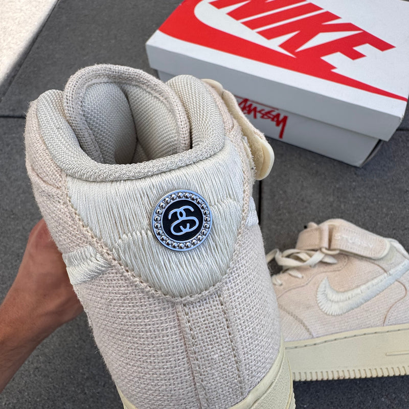 Detailansicht: Sourced limited accessories and clothes Nike x Stüssy Air Force 1 Mid sneakers – Logo, Nähte oder Material