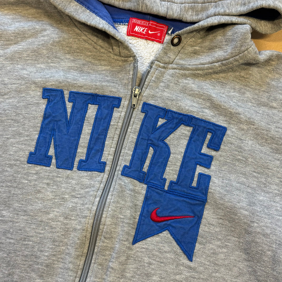 Nike zip-up hoodie grey streetwear – Close-up 1