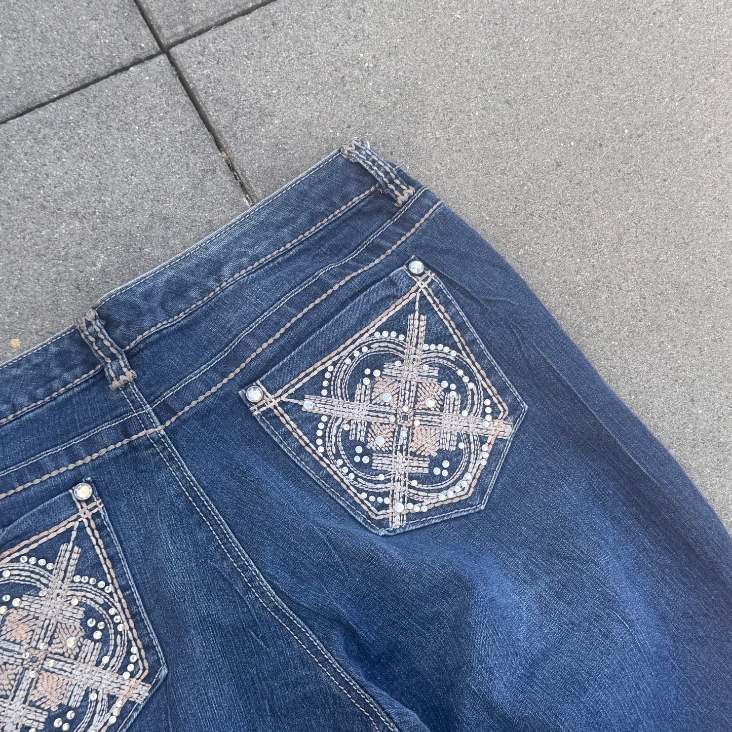 Nine West bootcut rhinestones y2k jeans – Close-up 1
