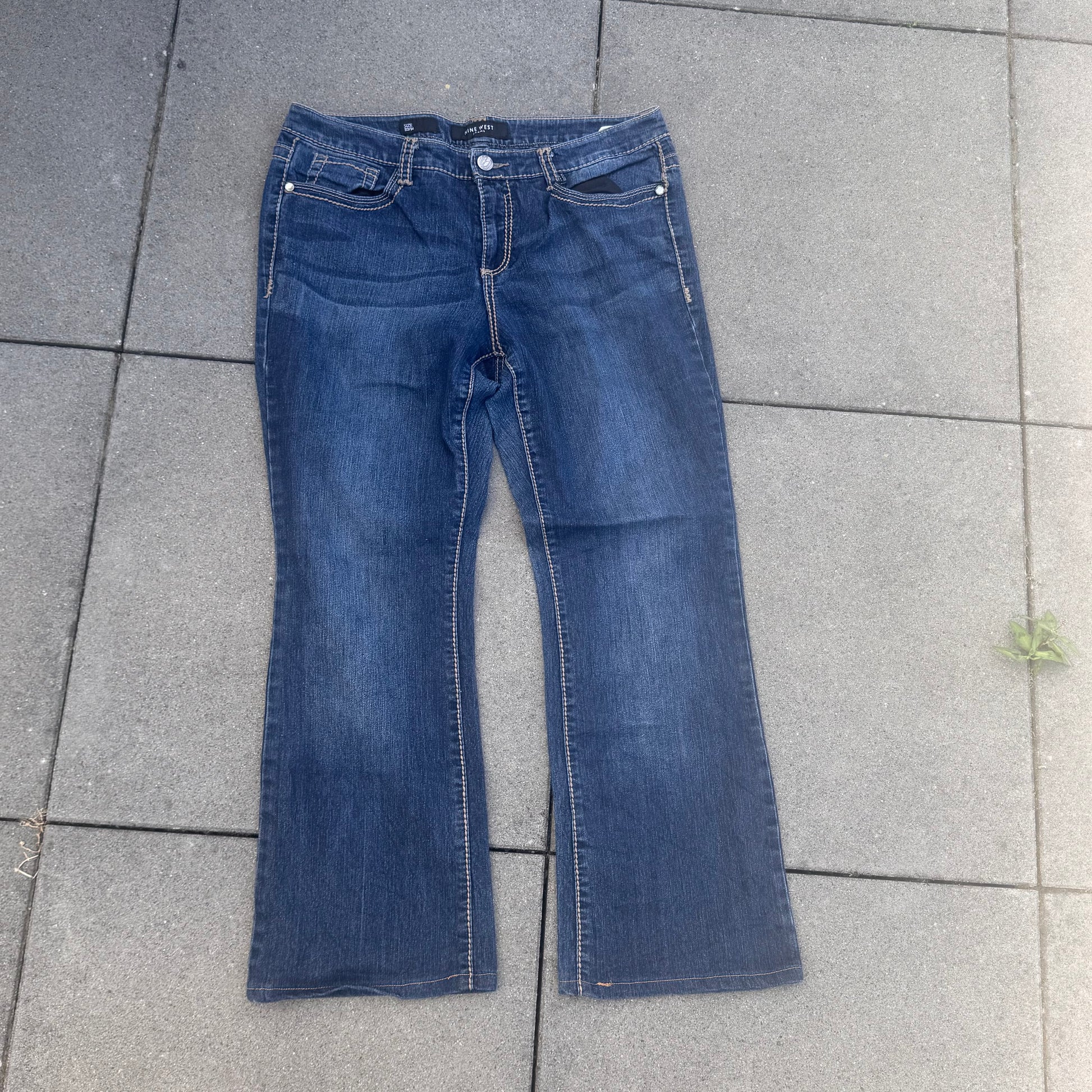 Nine West bootcut rhinestones y2k jeans – Close-up 3