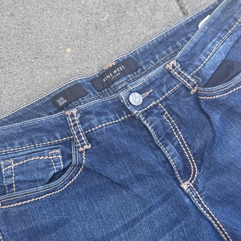 Detailansicht: Sourced limited accessories and clothes Nine West bootcut rhinestones y2k jeans – Logo, Nähte oder Material
