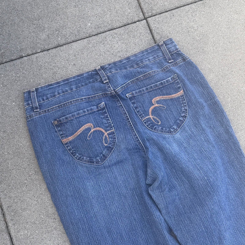 Detailansicht: Sourced limited accessories and clothes Nine West bootcut y2k embroidered jeans – Logo, Nähte oder Material