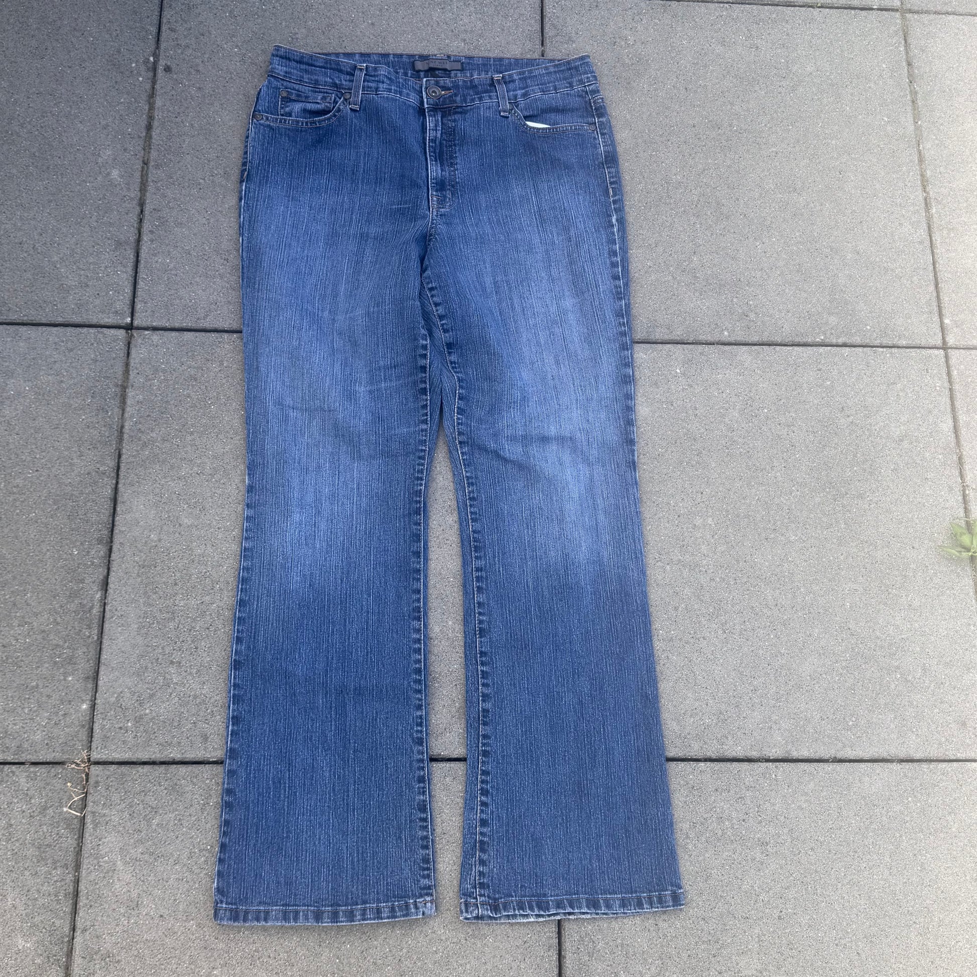 Nine West bootcut y2k embroidered jeans – Close-up 3
