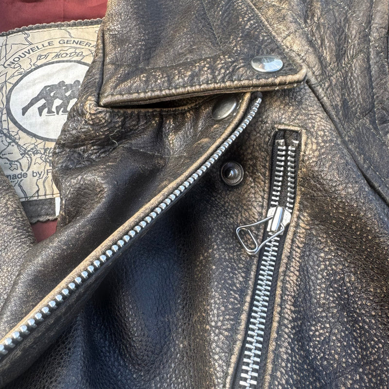 Detailansicht: Sourced limited accessories and clothes Nouvelle Generation di Moda vintage leather jacket – Logo, Nähte oder Material