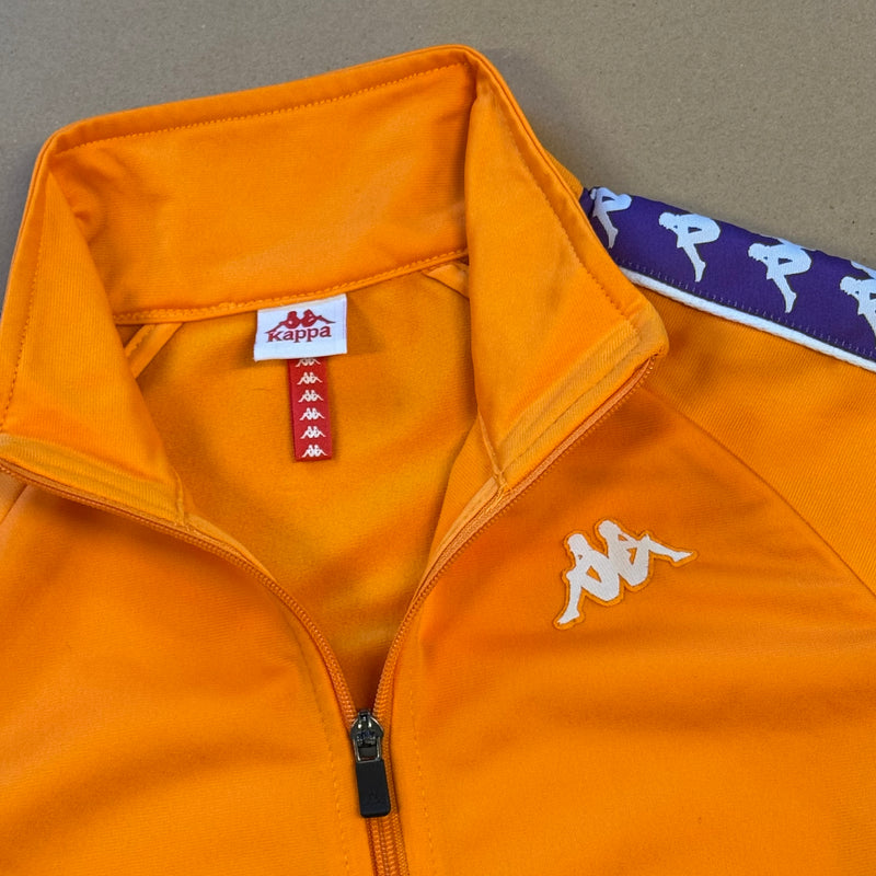 Detailansicht: Sourced limited accessories and clothes Orange vintage Kappa track jacket – Logo, Nähte oder Material