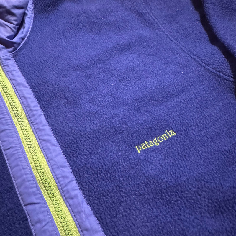 Detailansicht: Sourced limited accessories and clothes Patagonia purple fleece jacket – Logo, Nähte oder Material
