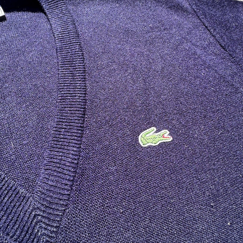 Detailansicht: Sourced limited accessories and clothes Lacoste vintage retro V-neck sweatshirt – Logo, Nähte oder Material