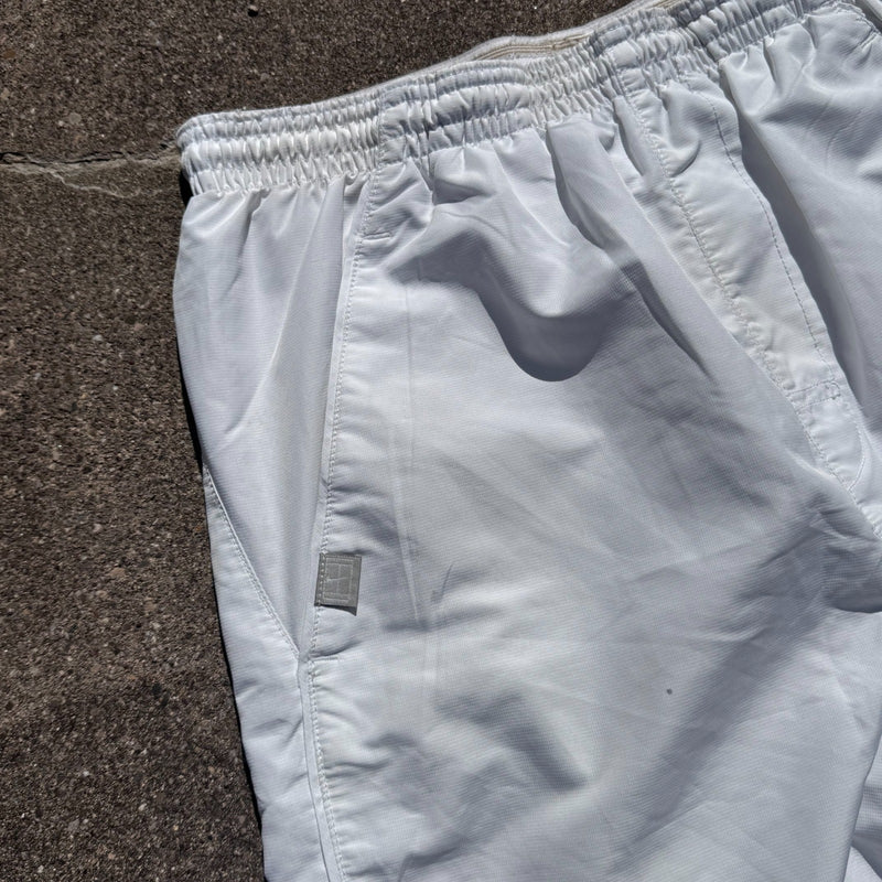 Detailansicht: Sourced limited accessories and clothes Nike Tennis vintage white track pants – Logo, Nähte oder Material
