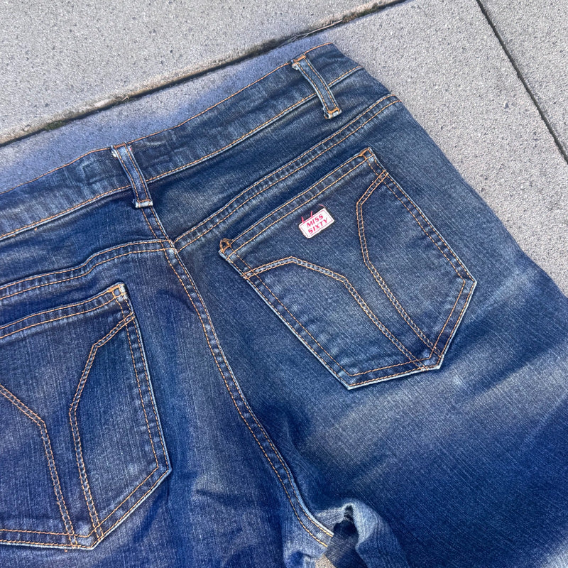 Detailansicht: Sourced limited accessories and clothes Miss Sixty bootcut wide leg jean – Logo, Nähte oder Material