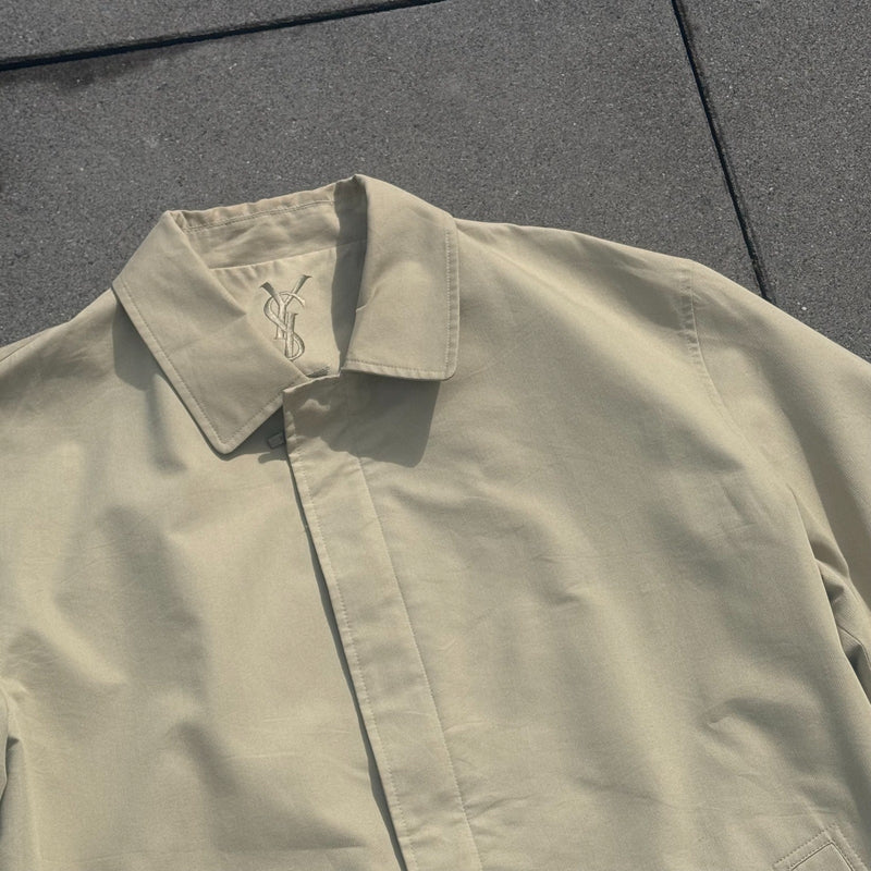 Detailansicht: Sourced limited accessories and clothes Yves Saint Laurent vintage cream raincoat – Logo, Nähte oder Material