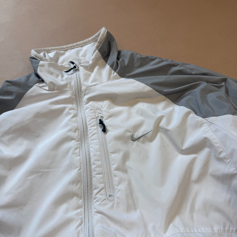 Detailansicht: Sourced limited accessories and clothes Nike Air athletic white track jacket – Logo, Nähte oder Material