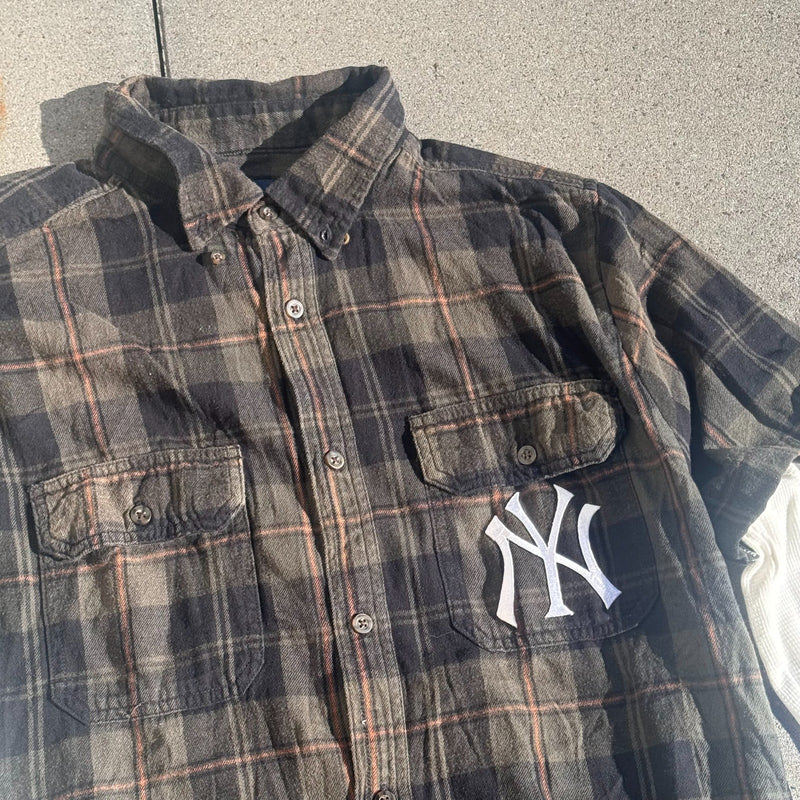 Detailansicht: Sourced limited accessories and clothes Yankees custom made brown shirt – Logo, Nähte oder Material