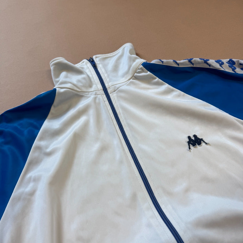 Detailansicht: Sourced limited accessories and clothes Kappa streetwear 00s white track jacket – Logo, Nähte oder Material