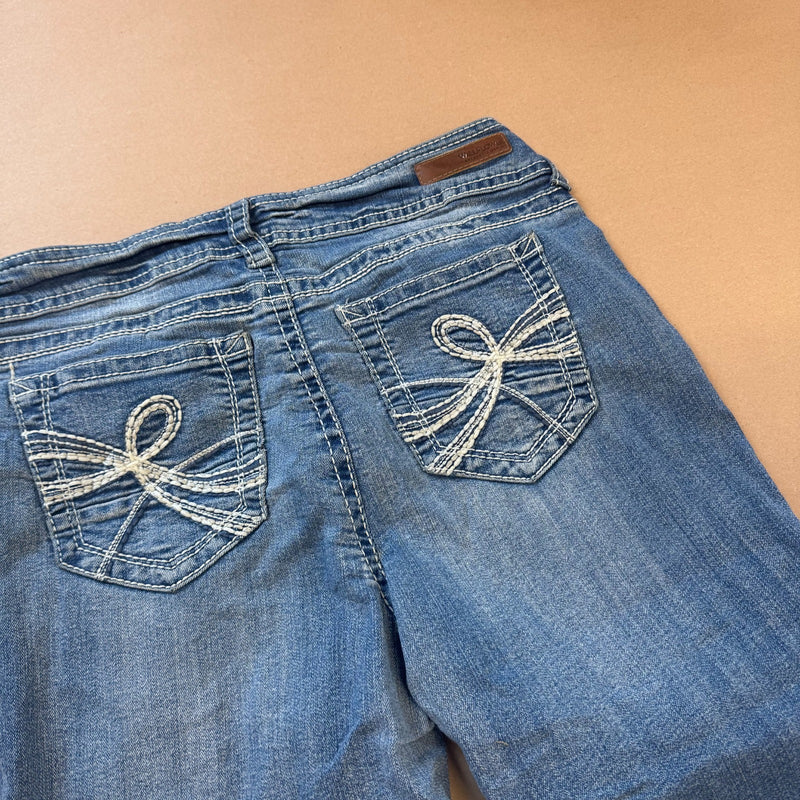 Detailansicht: Sourced limited accessories and clothes Wallflower Y2K bootcut denim jeans – Logo, Nähte oder Material