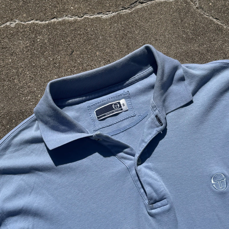 Detailansicht: Sourced limited accessories and clothes Sergio Tacchini sky blue longsleeve polo shirt – Logo, Nähte oder Material