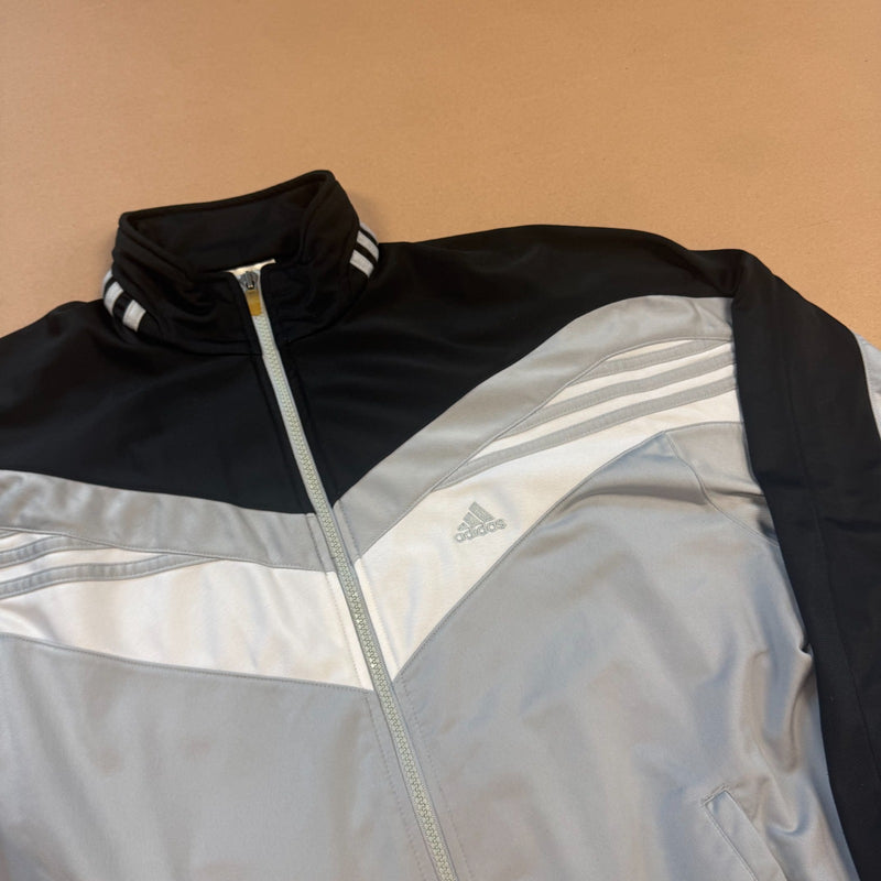Detailansicht: Sourced limited accessories and clothes Adidas vintage 90s grey track jacket – Logo, Nähte oder Material