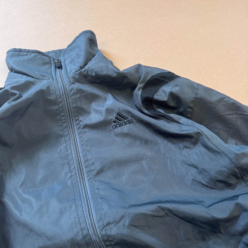 Detailansicht: Sourced limited accessories and clothes Adidas Fitstrom vintage 90s track jacket – Logo, Nähte oder Material
