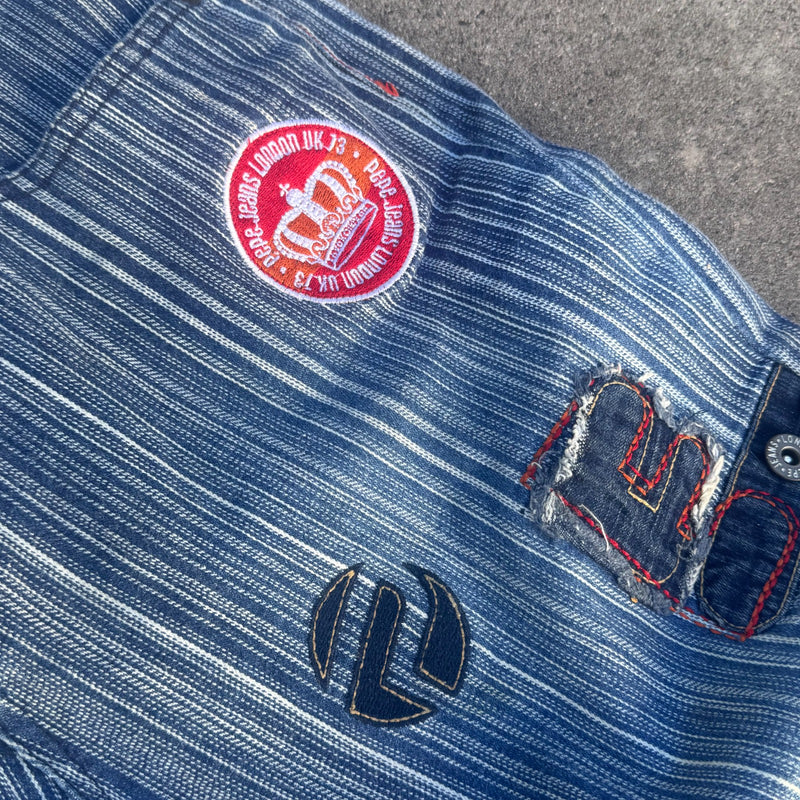Detailansicht: Sourced limited accessories and clothes Pepe Jeans Y2K bootcut embroidered designer jeans – Logo, Nähte oder Material