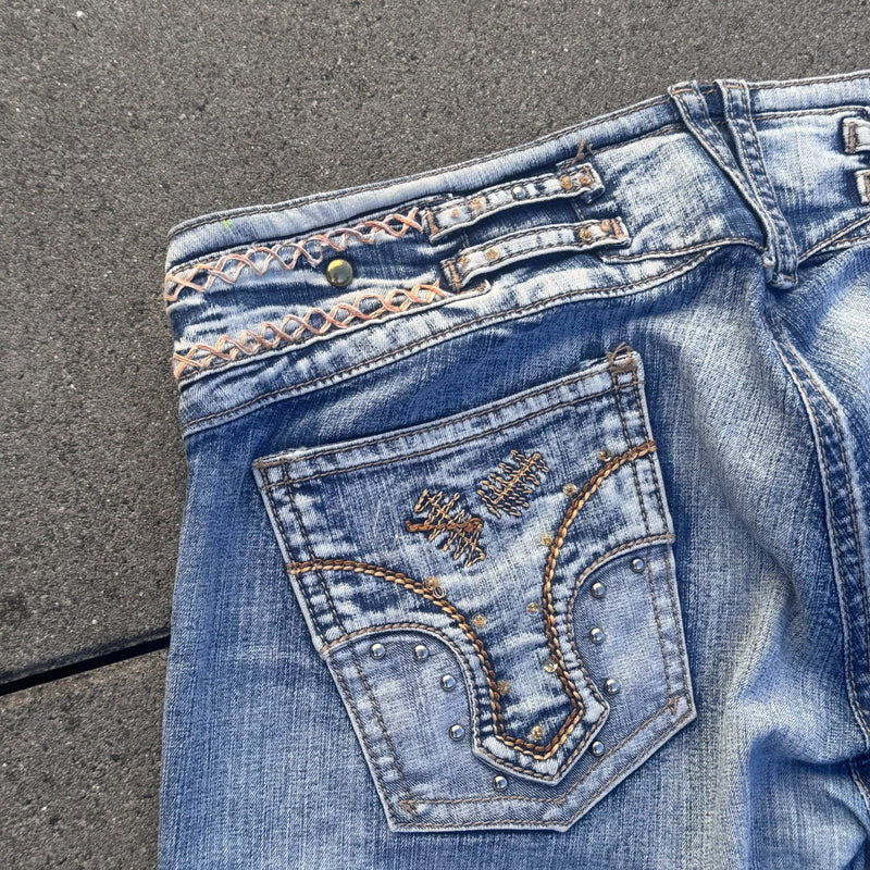 Detailansicht: Sourced limited accessories and clothes WOW Jeans Y2K bootcut low waist jeans – Logo, Nähte oder Material