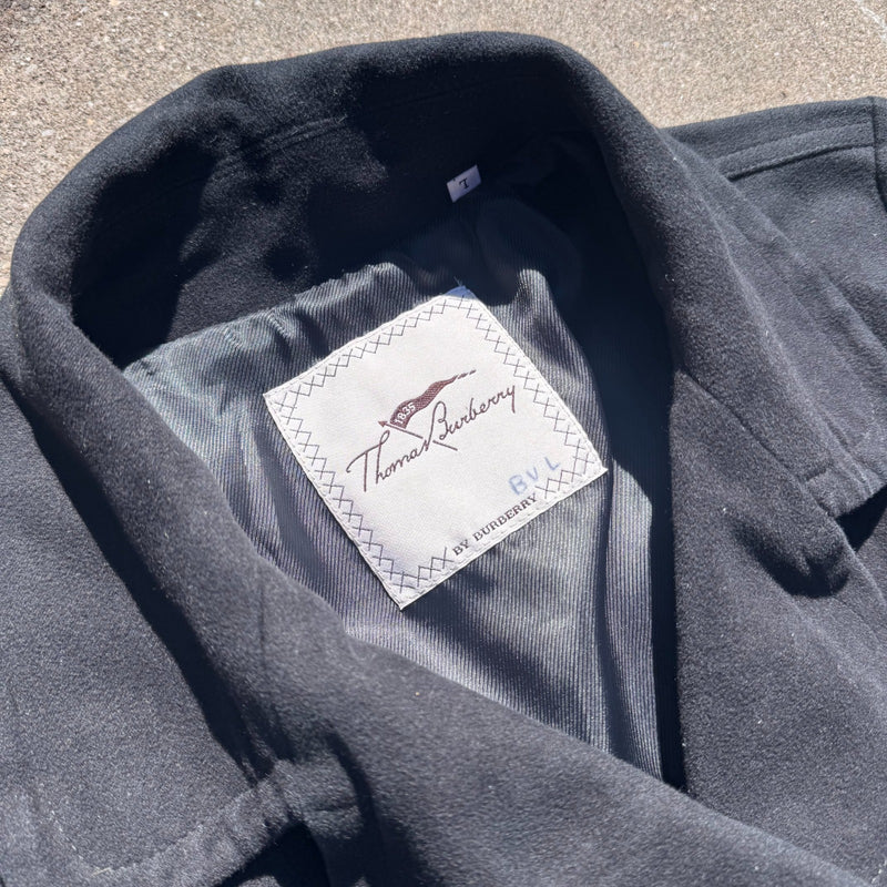 Detailansicht: Sourced limited accessories and clothes Thomas Burberry vintage black coat – Logo, Nähte oder Material