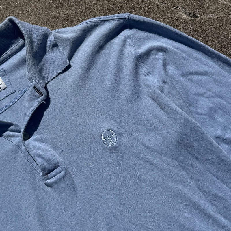 Detailansicht: Sourced limited accessories and clothes Sergio Tacchini sky blue longsleeve polo shirt – Logo, Nähte oder Material