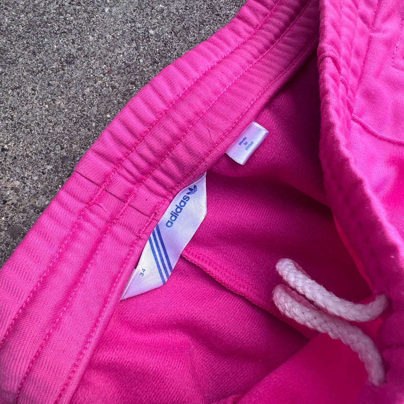 Detailansicht: Sourced limited accessories and clothes Adidas Firebird Y2K pink track pants – Logo, Nähte oder Material
