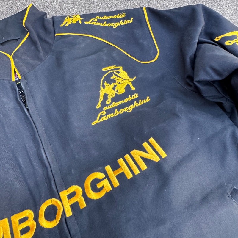 Detailansicht: Sourced limited accessories and clothes Lamborghini streetwear 00s racing – Logo, Nähte oder Material