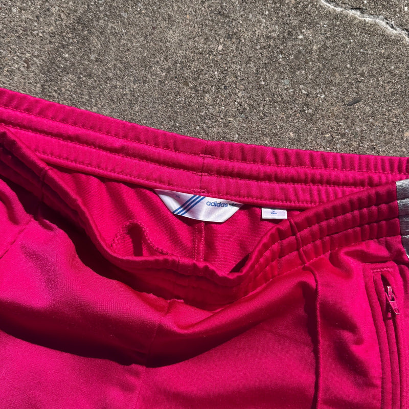 Detailansicht: Sourced limited accessories and clothes Adidas Y2K Firebird pink track pants – Logo, Nähte oder Material