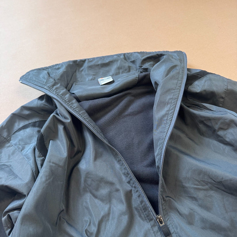 Detailansicht: Sourced limited accessories and clothes Adidas Fitstrom vintage 90s track jacket – Logo, Nähte oder Material