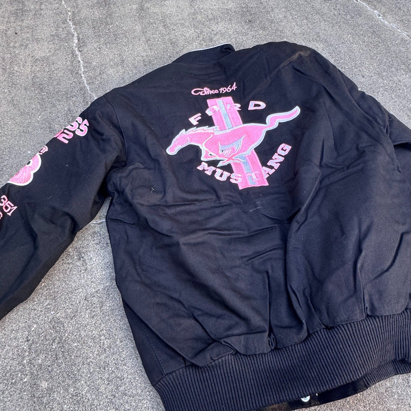 Detailansicht: Sourced limited accessories and clothes Ford Mustang streetwear 00s racing jacket – Logo, Nähte oder Material