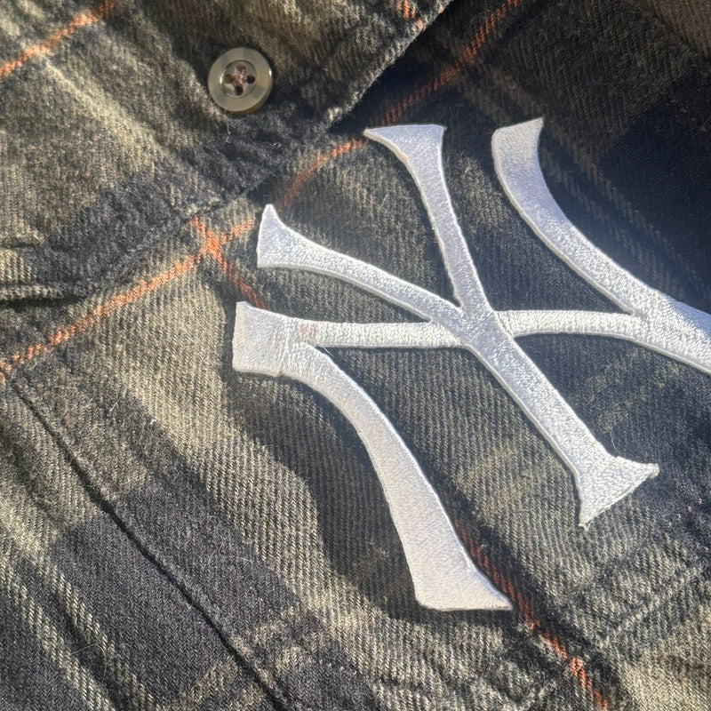 Detailansicht: Sourced limited accessories and clothes Yankees custom made brown shirt – Logo, Nähte oder Material