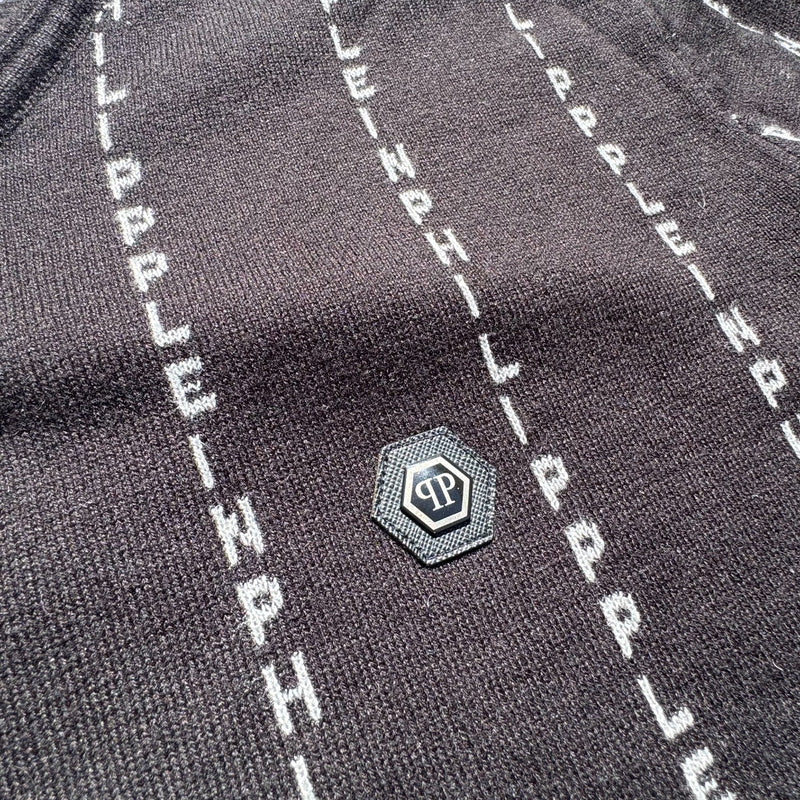 Detailansicht: Sourced limited accessories and clothes Philipp Plein monogram black V-neck sweater – Logo, Nähte oder Material