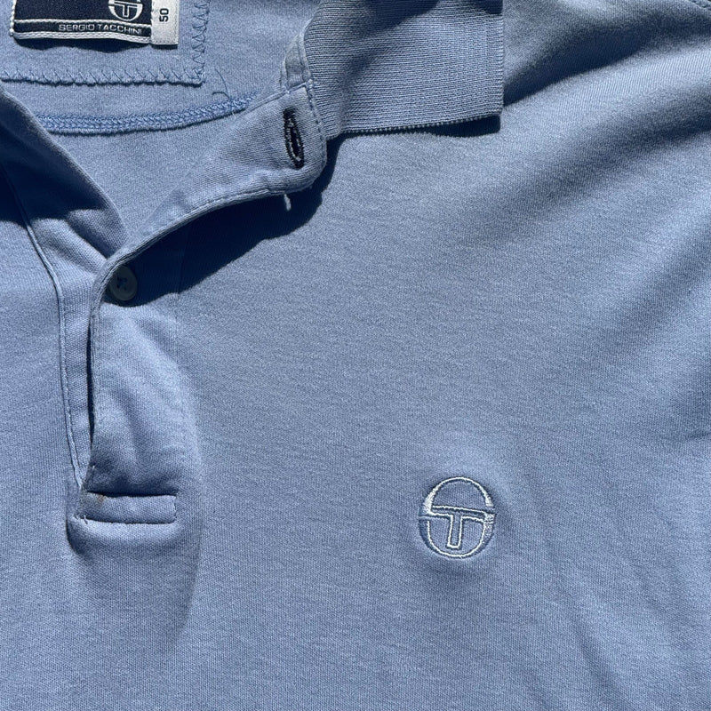 Detailansicht: Sourced limited accessories and clothes Sergio Tacchini sky blue longsleeve polo shirt – Logo, Nähte oder Material