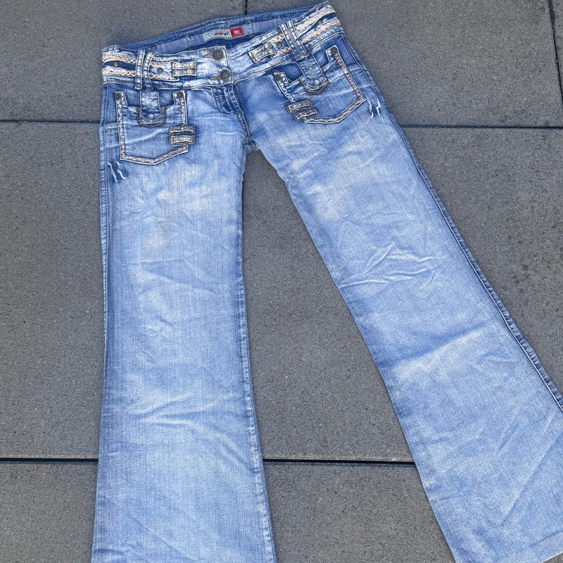 Detailansicht: Sourced limited accessories and clothes WOW Jeans Y2K bootcut low waist jeans – Logo, Nähte oder Material