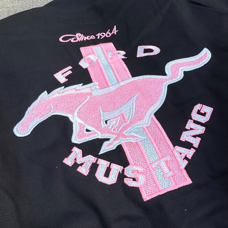 Detailansicht: Sourced limited accessories and clothes Ford Mustang streetwear 00s racing jacket – Logo, Nähte oder Material
