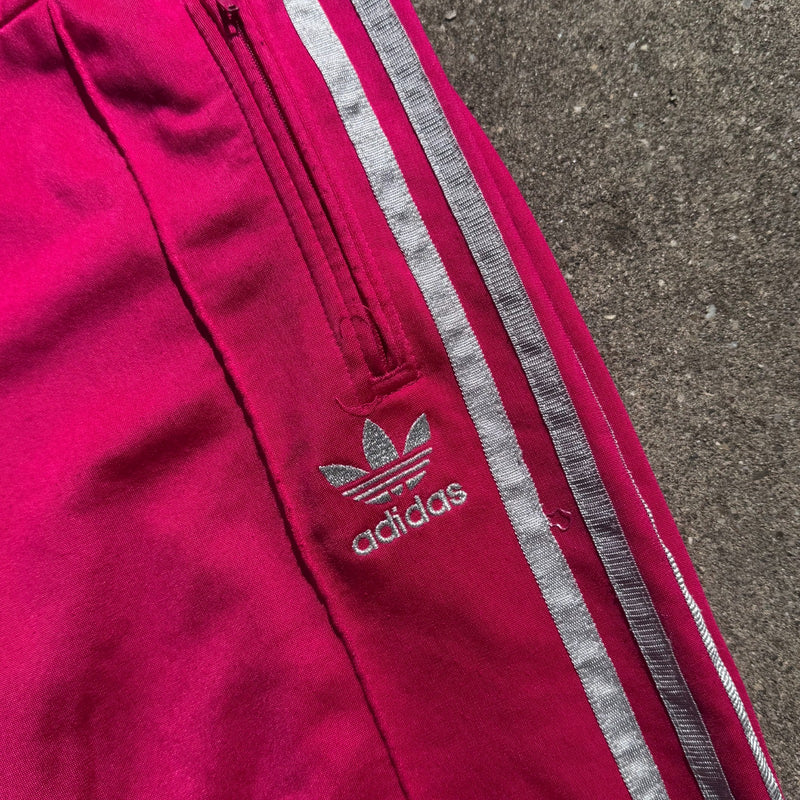 Detailansicht: Sourced limited accessories and clothes Adidas Y2K Firebird pink track pants – Logo, Nähte oder Material