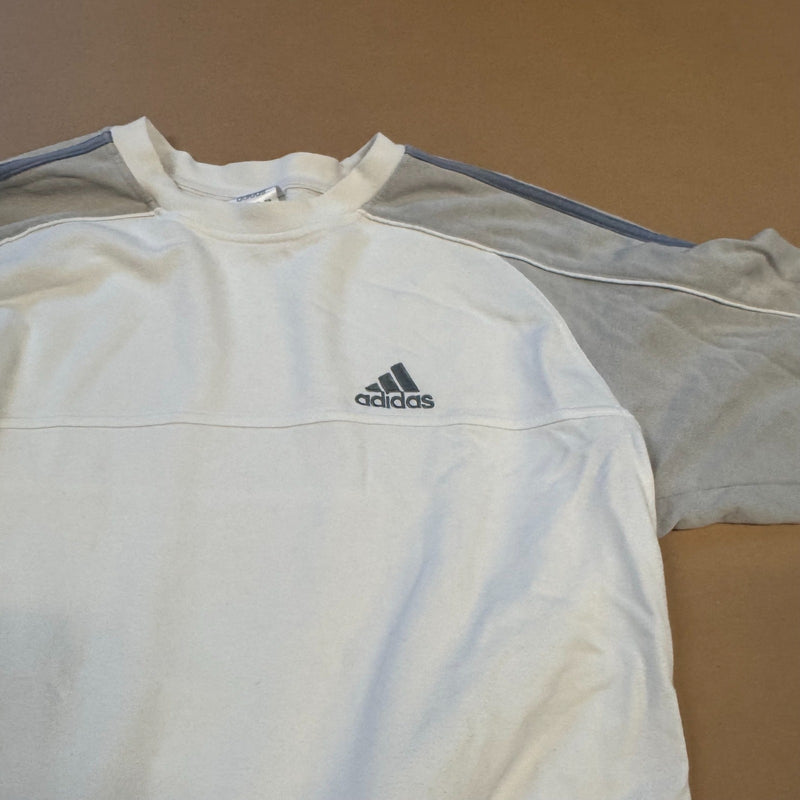 Detailansicht: Sourced limited accessories and clothes Adidas streetwear 00s white sweatshirt – Logo, Nähte oder Material