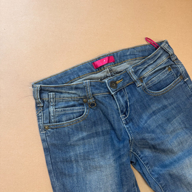 Detailansicht: Sourced limited accessories and clothes Orsay Y2K bootcut low waist jeans – Logo, Nähte oder Material
