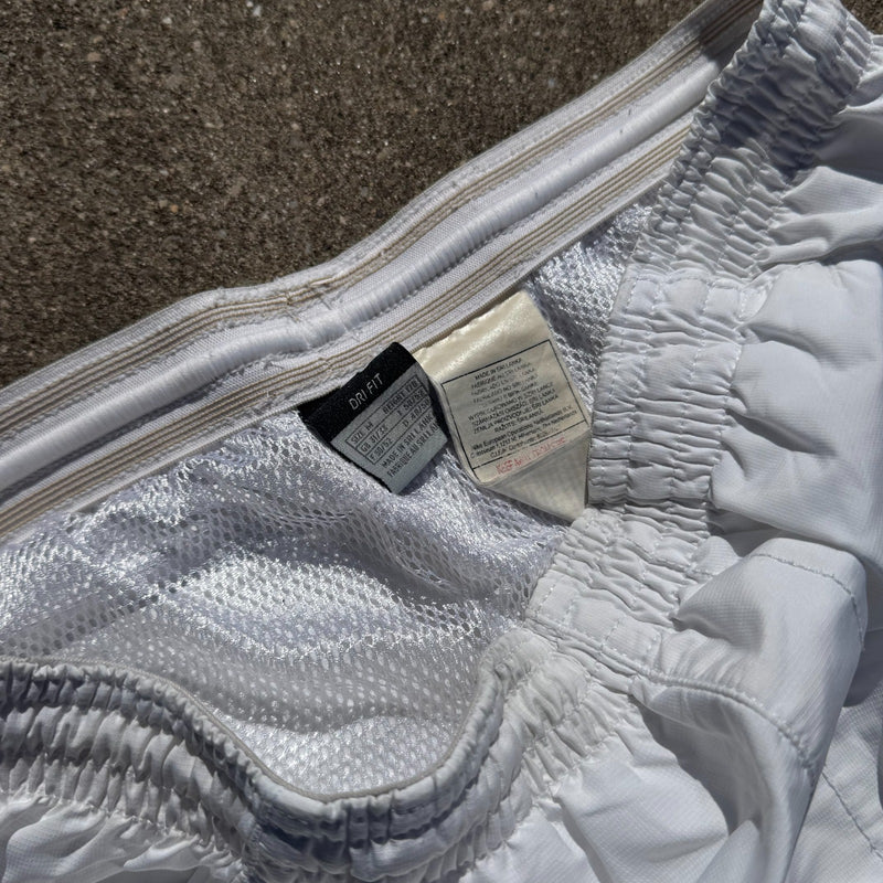 Detailansicht: Sourced limited accessories and clothes Nike Tennis vintage white track pants – Logo, Nähte oder Material