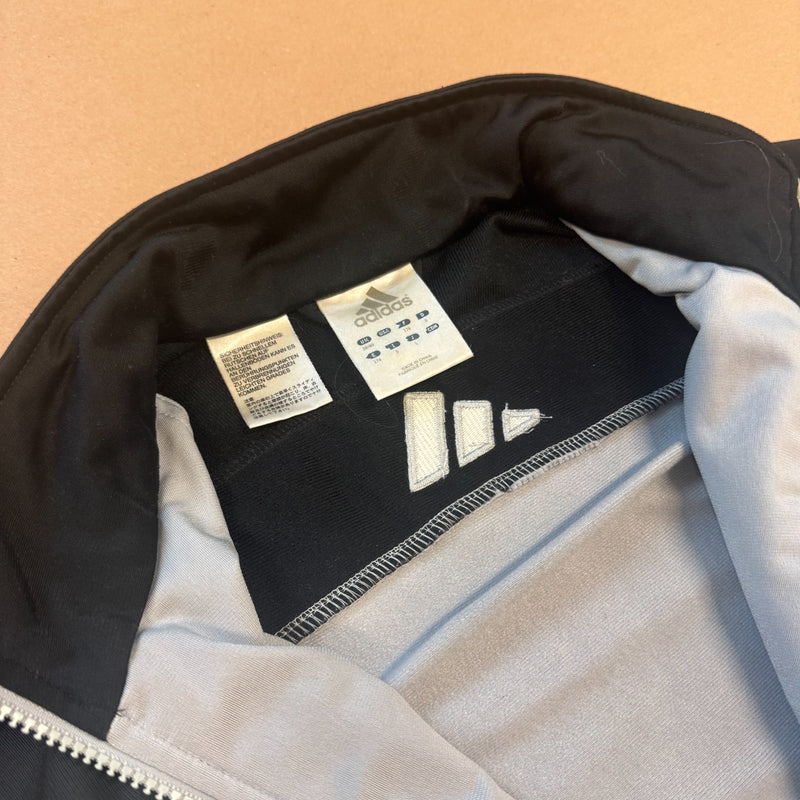 Detailansicht: Sourced limited accessories and clothes Adidas vintage 90s grey track jacket – Logo, Nähte oder Material