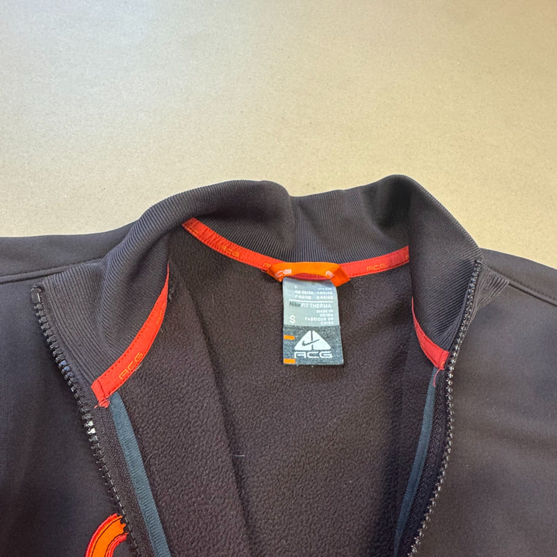 Detailansicht: Sourced limited accessories and clothes Nike ACG Equipment vintage track jacket – Logo, Nähte oder Material