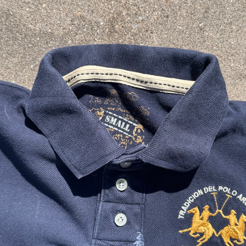 Detailansicht: Sourced limited accessories and clothes La Martina vintage black no2 polo shirt – Logo, Nähte oder Material