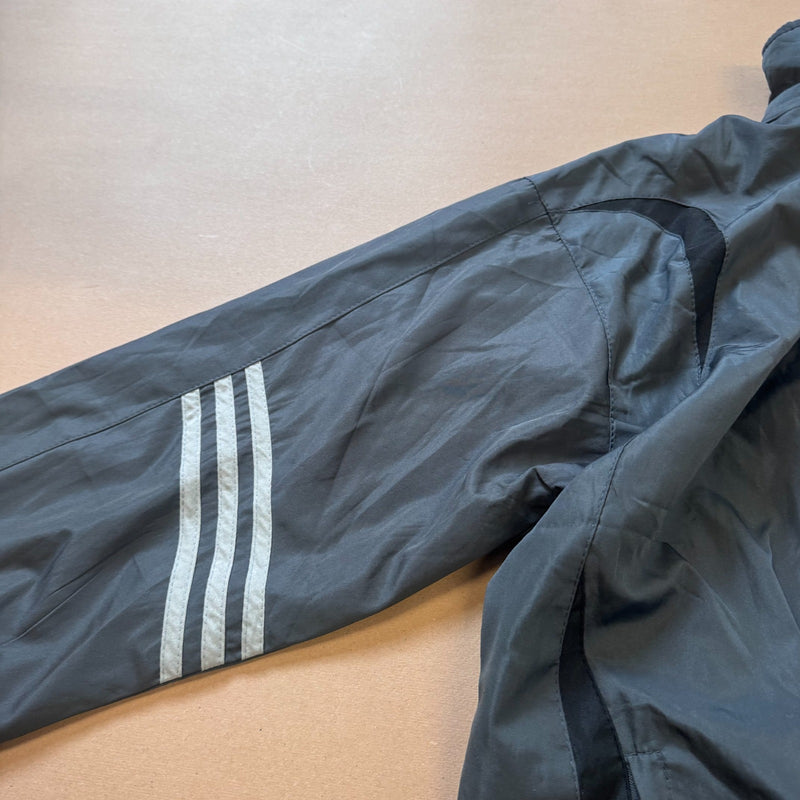 Detailansicht: Sourced limited accessories and clothes Adidas Fitstrom vintage 90s track jacket – Logo, Nähte oder Material