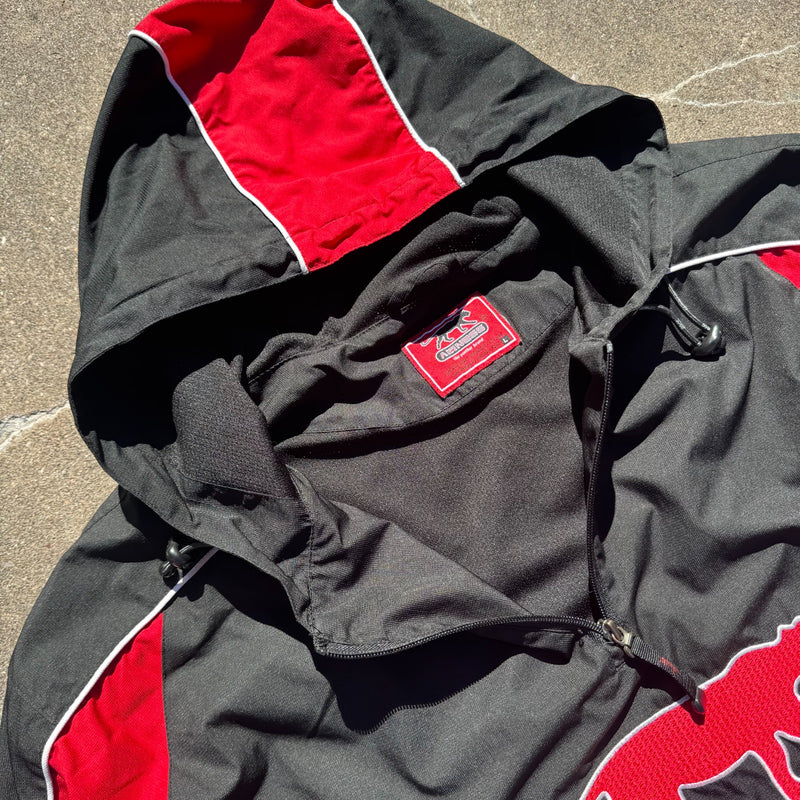 Detailansicht: Sourced limited accessories and clothes Airness streetwear 00s black raincoat – Logo, Nähte oder Material
