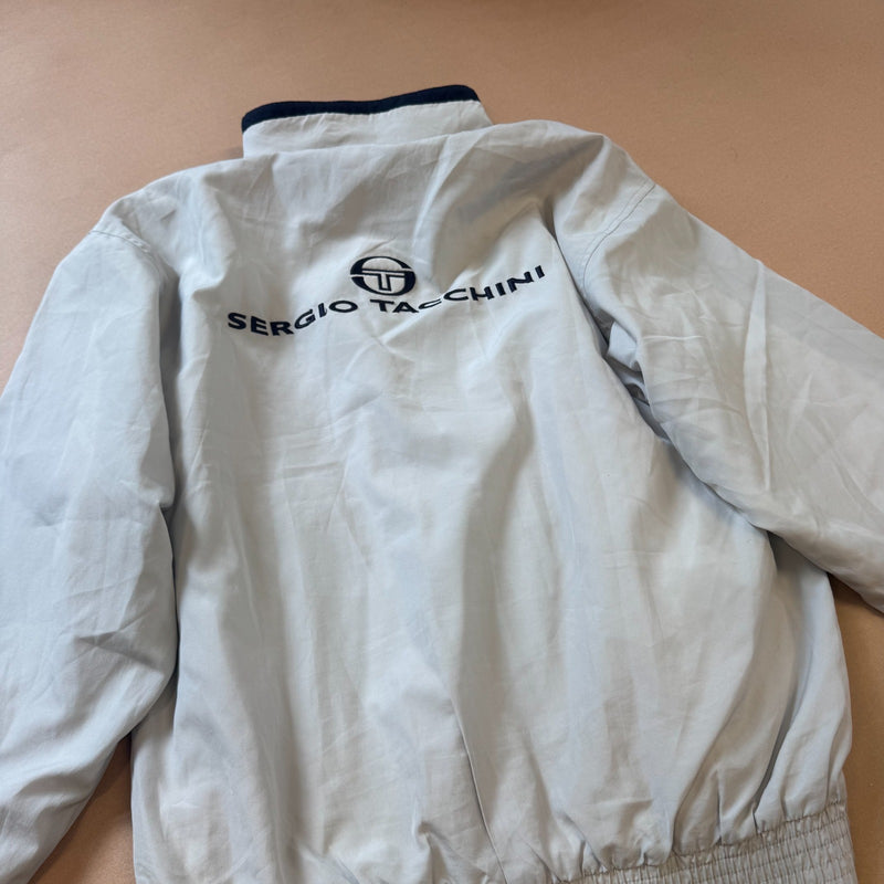 Detailansicht: Sourced limited accessories and clothes Sergio Tacchini vintage grey track jacket – Logo, Nähte oder Material