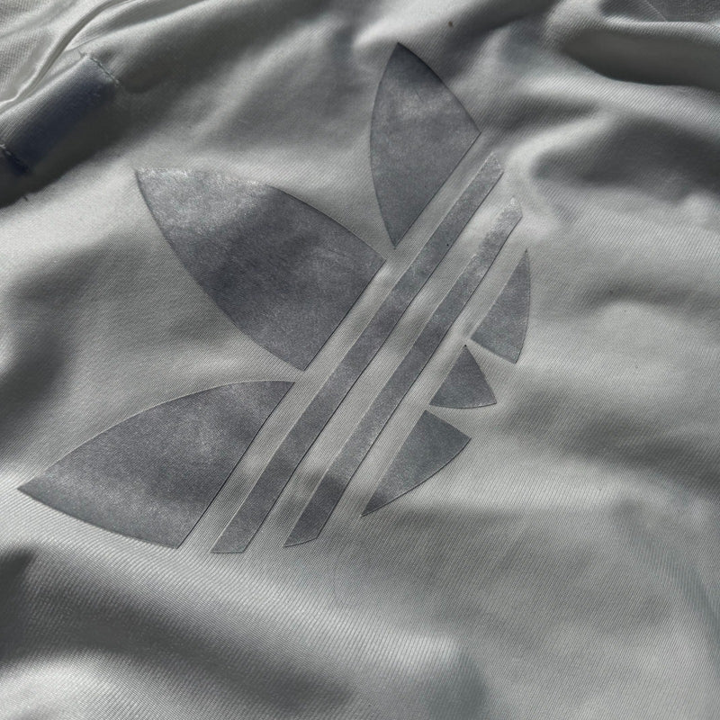 Detailansicht: Sourced limited accessories and clothes Adidas Firebird white Y2K track set – Logo, Nähte oder Material