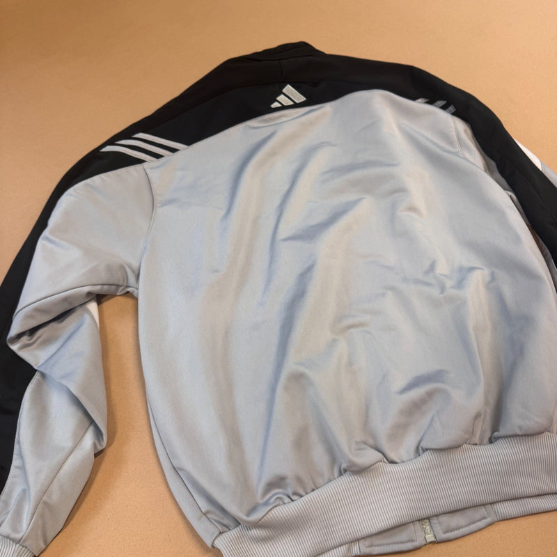 Detailansicht: Sourced limited accessories and clothes Adidas vintage 90s grey track jacket – Logo, Nähte oder Material
