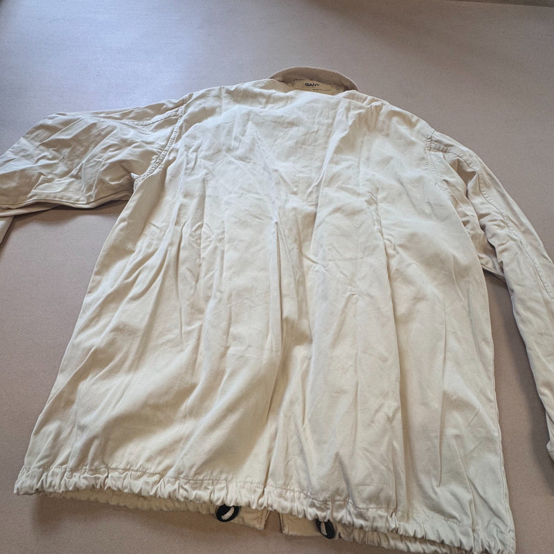 Detailansicht: Sourced limited accessories and clothes University Hall by GANT beige Harrington jacket – Logo, Nähte oder Material